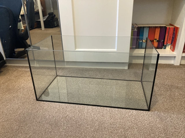Glass fish/animal tank with perspex lid (exta red sand & gravel)