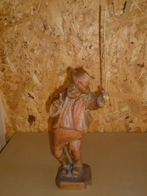#9005 Holzfigur Wanderer mit Stock und Hut aus Holz geschnitzt 40 cm auf Sockel
