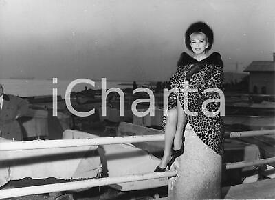 1961 GENOVA Attrice trans COCCINELLE Jacqueline DUFRESNOY sul lungomare (3) Foto