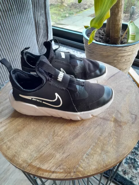 Nike Kinderschuhe Gr 33 schwarz Turnschuhe Sneaker Sportschuhe Kinder Schuhe
