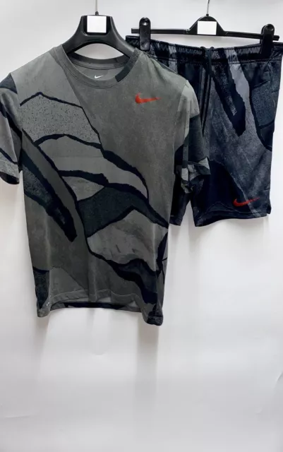 T-shirt Nike Dri-Fit E pantaloncini Nike Dri-Fit - grigio/rosso - medio