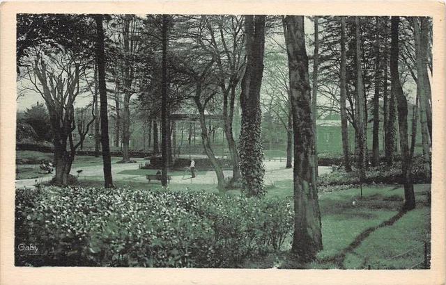 Cpa 94 Le Perreux Sur Marne La Jardin De La Mairie