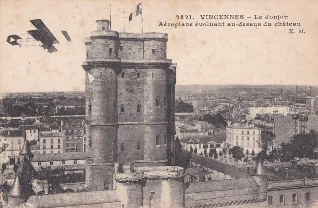 CPA 94 Val de Marne VINCENNES Donjon Aéroplane évoluant au-dessus du Château1915