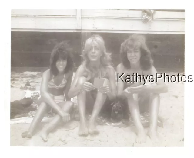 Found B&W Photo H_3629 3 Girls In Swimsuits And Little Dog At The Beach