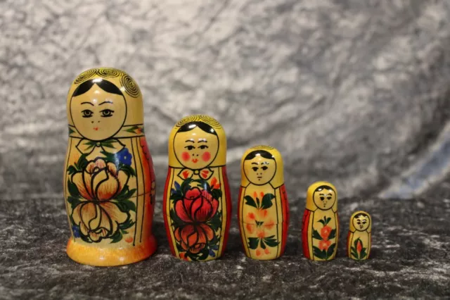 5tlg. Matroschka aus Russland / handbemalt / Volkskunst / Holzpuppen / Babuschka