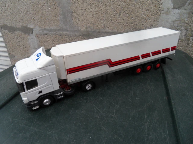 Le tracteur Scania R420 vert armée en miniature par Eligor au 1/43e