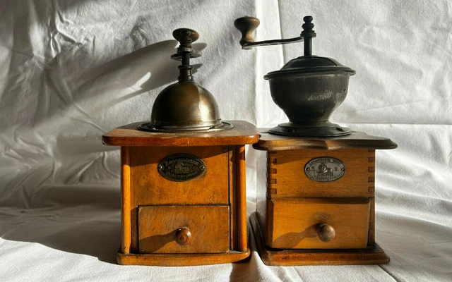 2 alte antike Zassenhaus Kaffeemühlen Holz, Mokka. Metal Schild Löwe