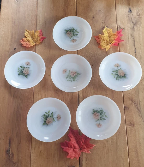 Six assiettes à dessert Arcopal**, motifs Marguerite et Rose de