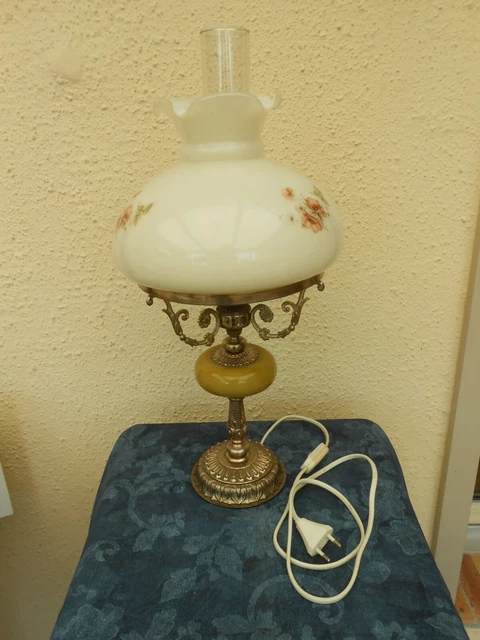 Lampe de table authentique avec abat-jour en verre opalin