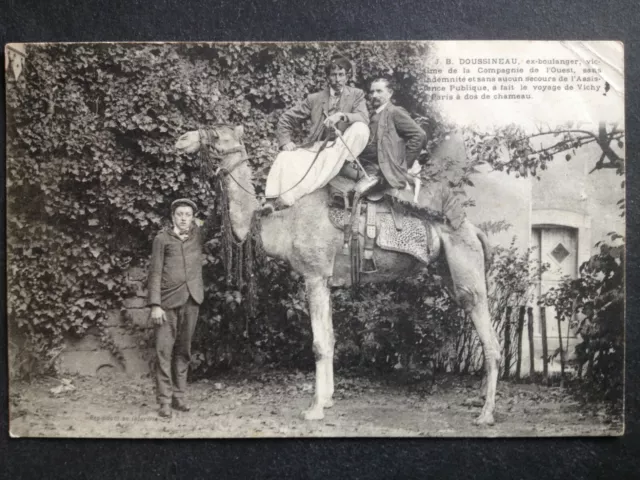 CPA Le GLOBE TROTTER J.B. DOUSSINEAU VICHY à PARIS à DOS de CHAMEAU 1909 Camel