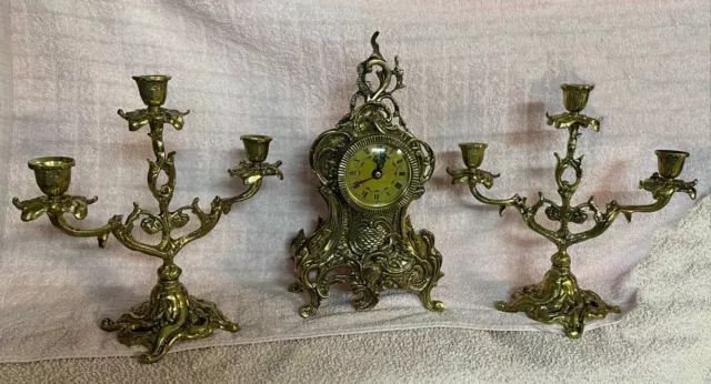 Reloj sobremesa y dos candelabros de 3 brazos. 2