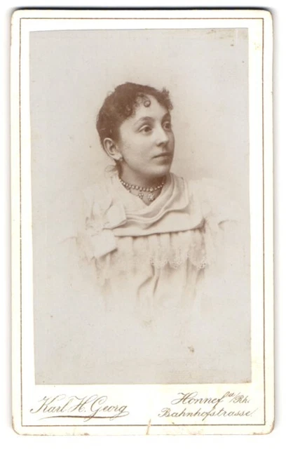 Fotografie Karl H. Georg, Honnef a /Rhein, Portrait junge Dame im Kleid mit Hal