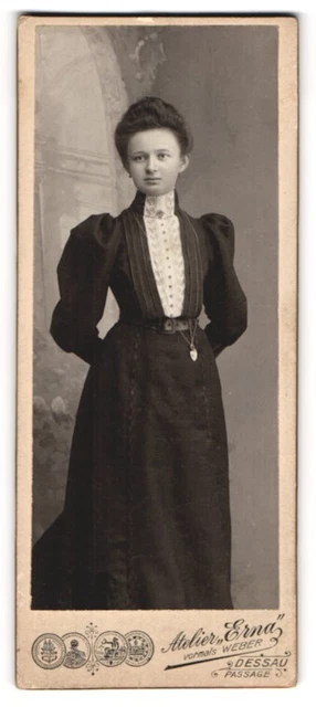 Fotografie Atelier Erna vormals Weber, Dessau, Portrait junge Dame im eleganten