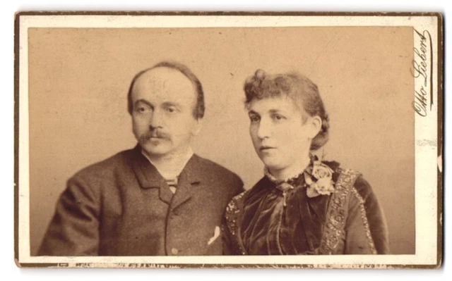 Fotografie Otto Liebert, Holzminden, Paar mit ernsten Gesichtern