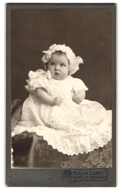 Fotografie Atelier Erna, Frankfurt a. M., Kaiserstraße 5a, Klein im Spitzenklei