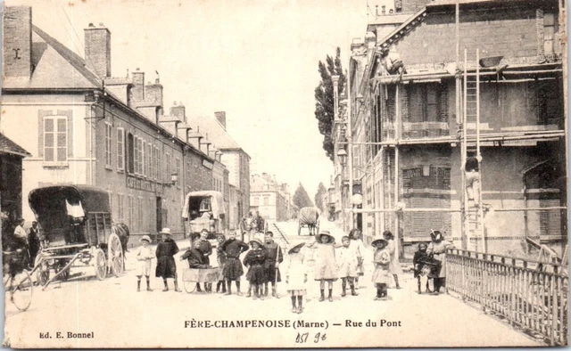 51 FERE CHAMPENOISE - la rue du pont.