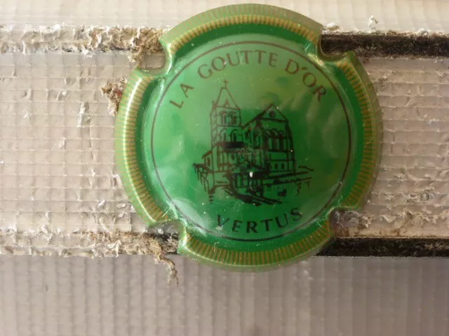 SEMI ANCIENNE,  Capsule de champagne LA GOUTTE D'OR   NR