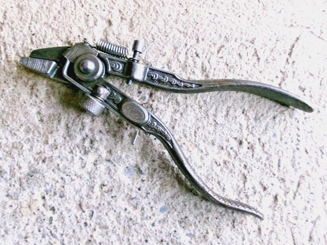 Vieux Outillage Vintage En Fonte - Pince à Aiguiser Les Scies Main, établi Menuisier Ancien