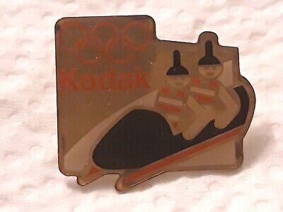 PIN'S KODAK PAPIER PATINEUR AVEC ATTACHE 