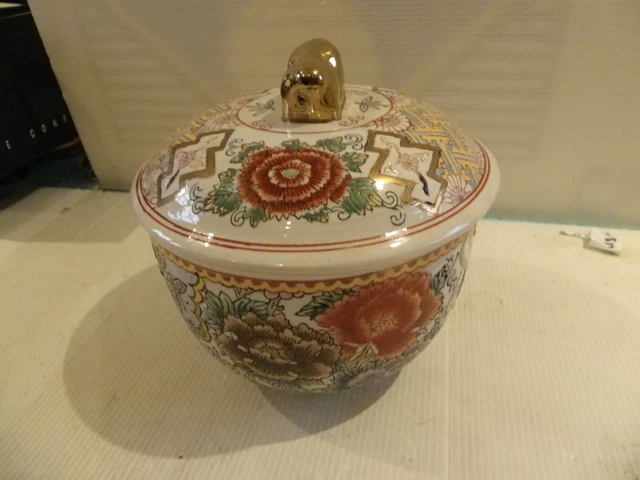 pot couvert céramique chine décor en émaux et fleurs peintent D 15.5 cm TBE
