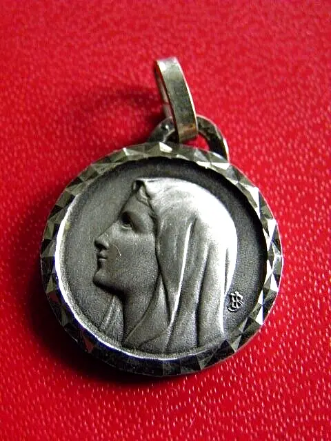 Medaille Religieuse Ancienne. Notre Dame De Lourdes. Metal Argente.