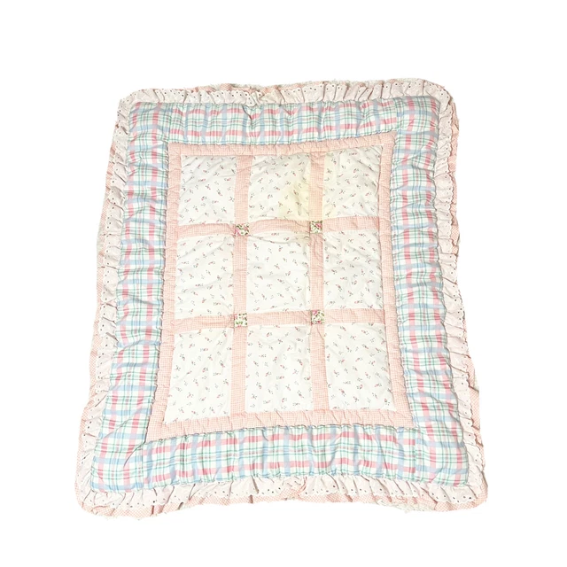 "Edredón de edredón NoJo Baby or Lap Patchwork azul volante con encaje rosa 39x45"""