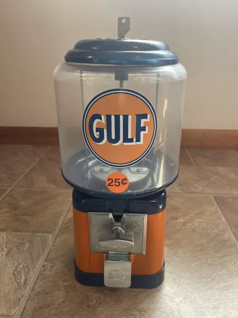 GULF Gas and OIL Bubblegum Machine--25 cents--Beaver brand--works & has key