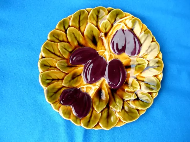 Bel assiette ancienne barbotines signé Sarreguemines fruit prune époq année 1920