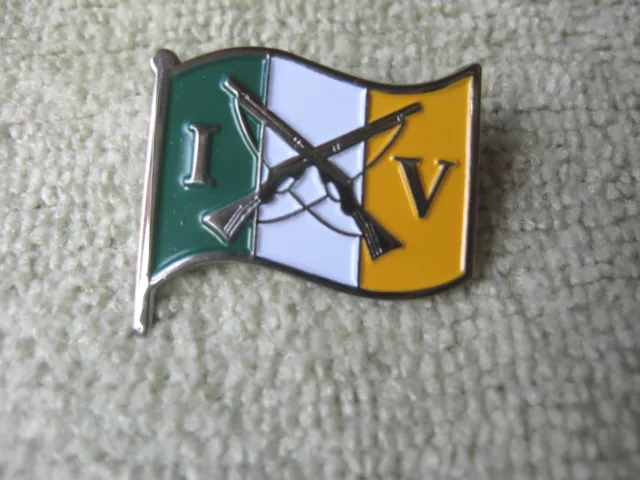 Irish Volunteers Badge Rifles Crossed Ireland Tri/Color Irish Independence 1916