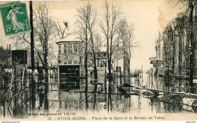 S10403 cpa 91 Athis Mons - Crue 1910 - Place de la Gare et le bureau de Tabac