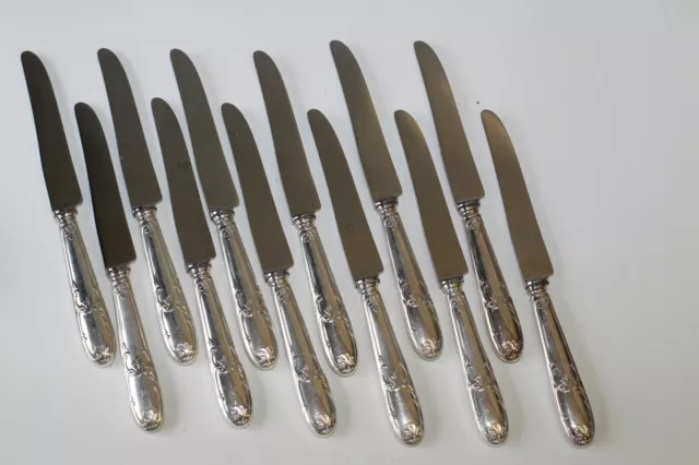 12 Couteaux de table en métal argenté de style L XV