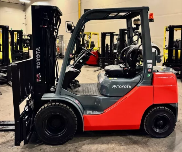 2011 Toyota 8FGU25 5000 LB 3 Stage Mast LP Gas Pneumatic Forklift 1752 Hours