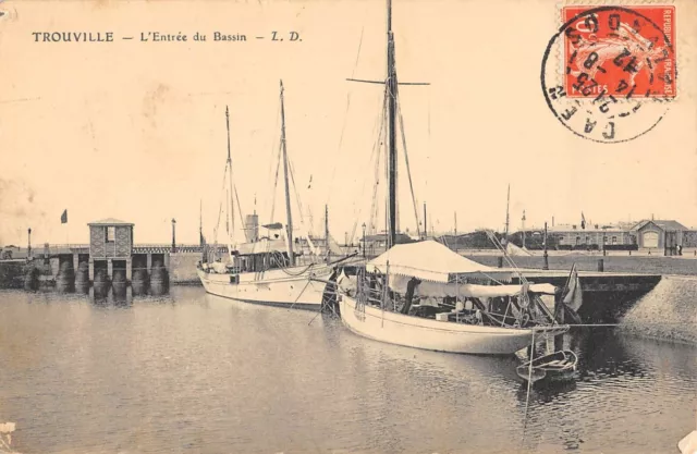 Cpa 14 Trouville L'entree Du Bassin