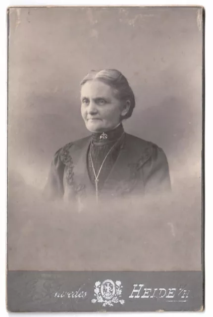 Kabinettfoto * Damenporträt * Brosche & kette * Heide i. H. um 1900