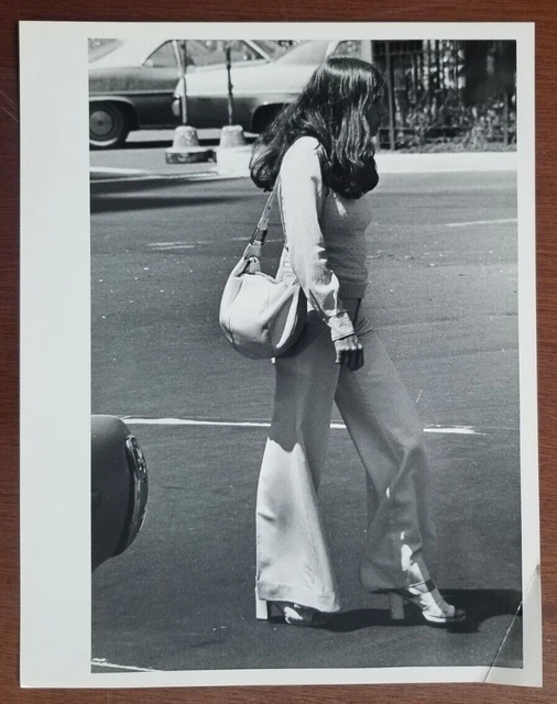 1973 B&W Glossy Photo New York City Brunette Fashionable High Heels Bag 8x10