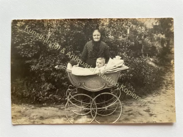 orig. Foto AK Baby Kinderwagen Oma um 1910 Kind