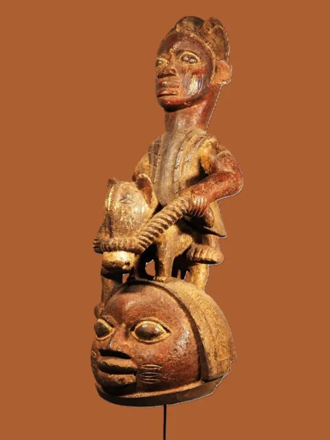 Art africain. Masque heaume "gelede". 78 cm. Ethnie Yoruba. Nigeria. Afrique.