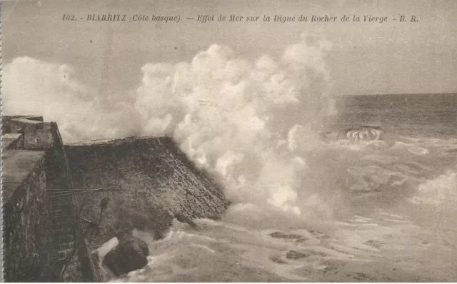 CPA  Biarritz " Effet de mer sur la digue du rocher de la vierge "