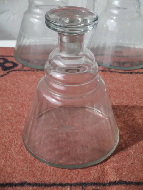 tres beau pichet  carafe ancien peut etre en cristal ou verre a facette taillée