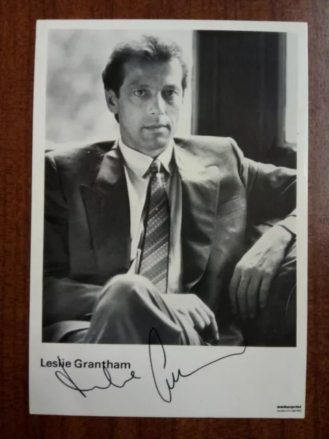 LESLIE GRANTHAM *Den Watts* EASTENDERS HAND SIGNED CAST CARD AUTOGRAPH FREE POST