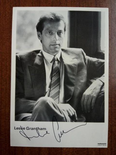LESLIE GRANTHAM *Den Watts* EASTENDERS HAND SIGNED CAST CARD AUTOGRAPH FREE POST