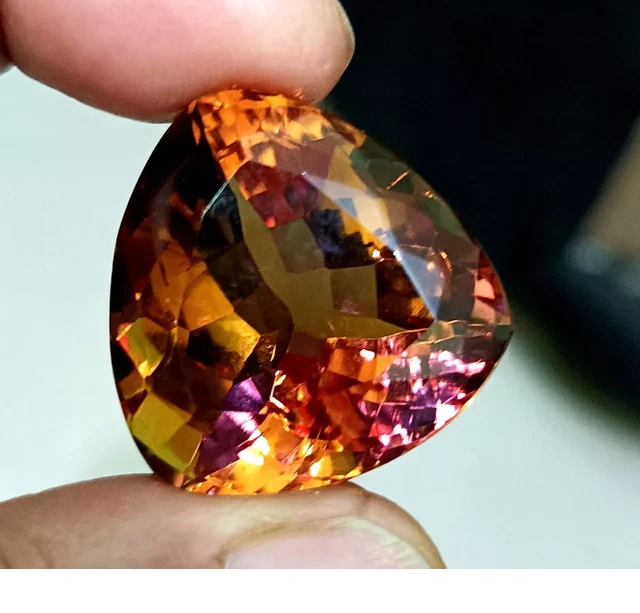 Pierre Précieuse Alexandrite Taillée Trillion – Couleur Changeante, Lab-created, Qualité œil Propre