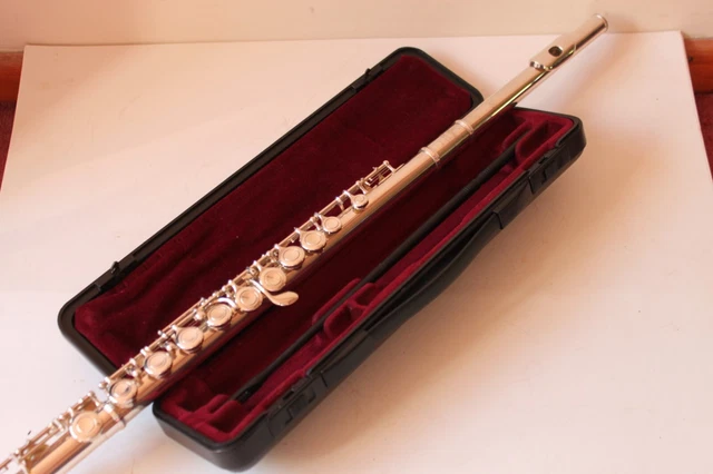 Yamaha YFL 211S II Flute with Case  Cleaned and Serviced Made in Japan