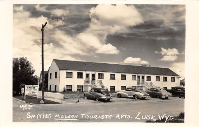 JA1/ Lusk Wyoming Postcard c1950s Smith's Tourist Apartments RPPC 107
