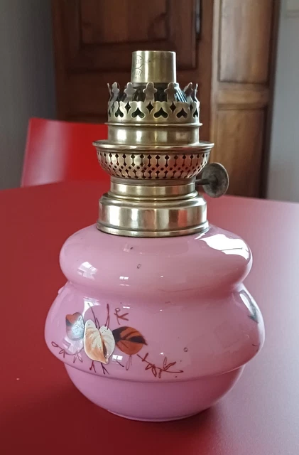 Lbc C1/ Vintage Lampe Petrole Opaline Blanche Fleur Rose De Couleur