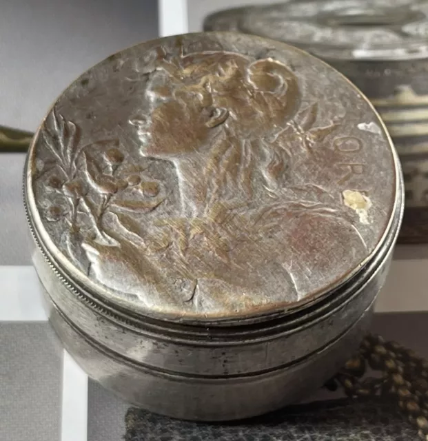 Boîte à pilules ronde métal argenté Art Nouveau ´Flora ´ Signé Charles Pillet