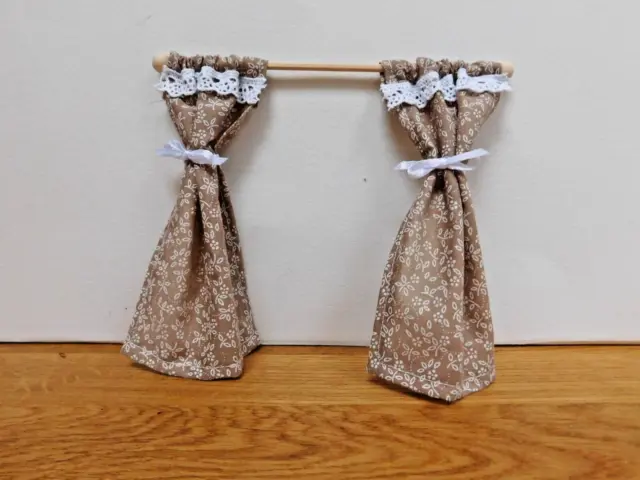 DOLLS HOUSE 1/12th PAIR OF CURTAINS WITH TIE BACKS ON REMOVABLE PINE POLE