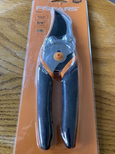 Fiskars Branches & Stems Pruner , Cuts up to 5/8 inches NEW