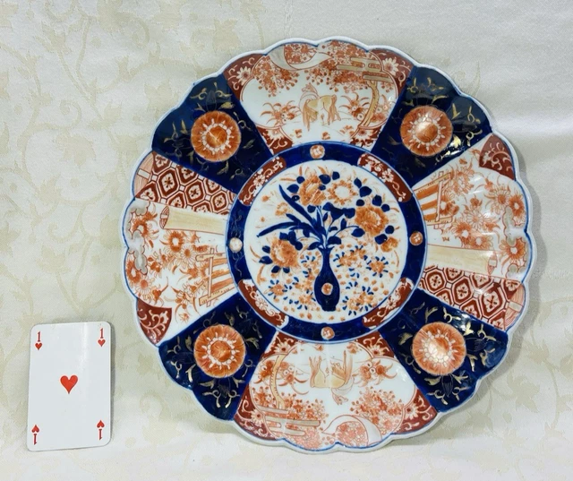 JAPON Grand plat en porcelaine à décor Imari à décor nat
