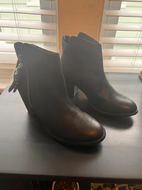 New Steve Madden Whysper Nubuck Leather Boot Size 6 MSRP: $98